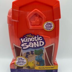 Kinetic Sand, Sandy Farm Set with 12oz Play Sand, 6 Tools & Molds, Reusable Barn